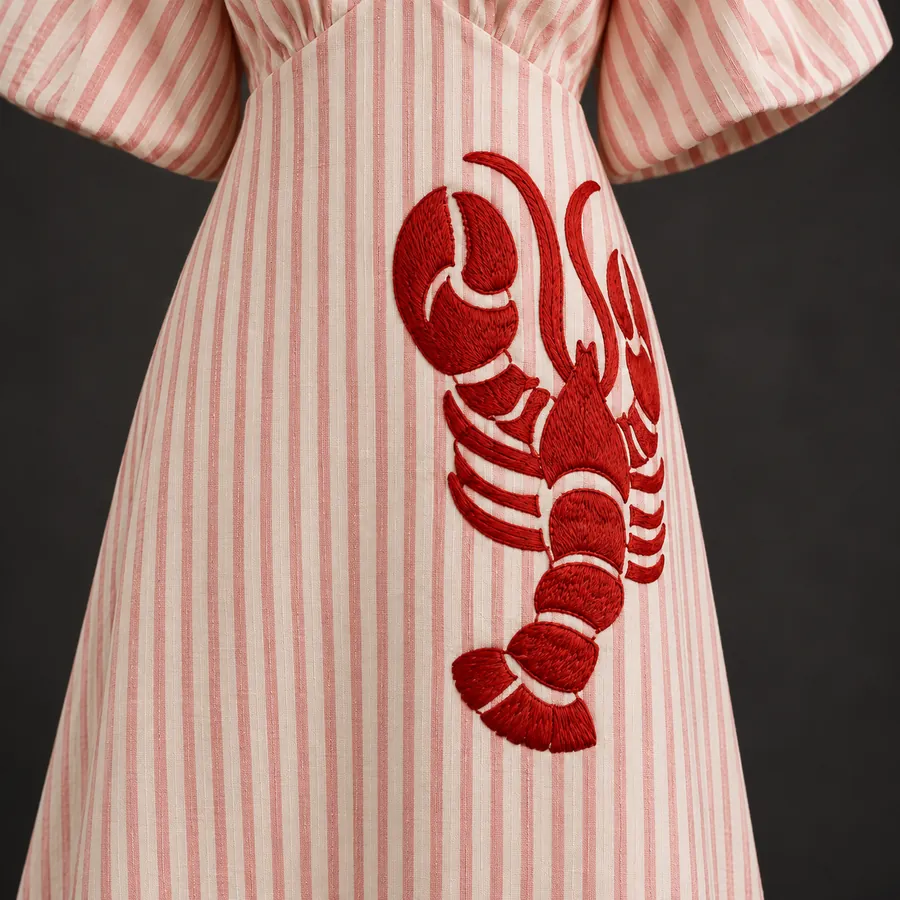 Vestido listrado com lagosta bordada em vermelho